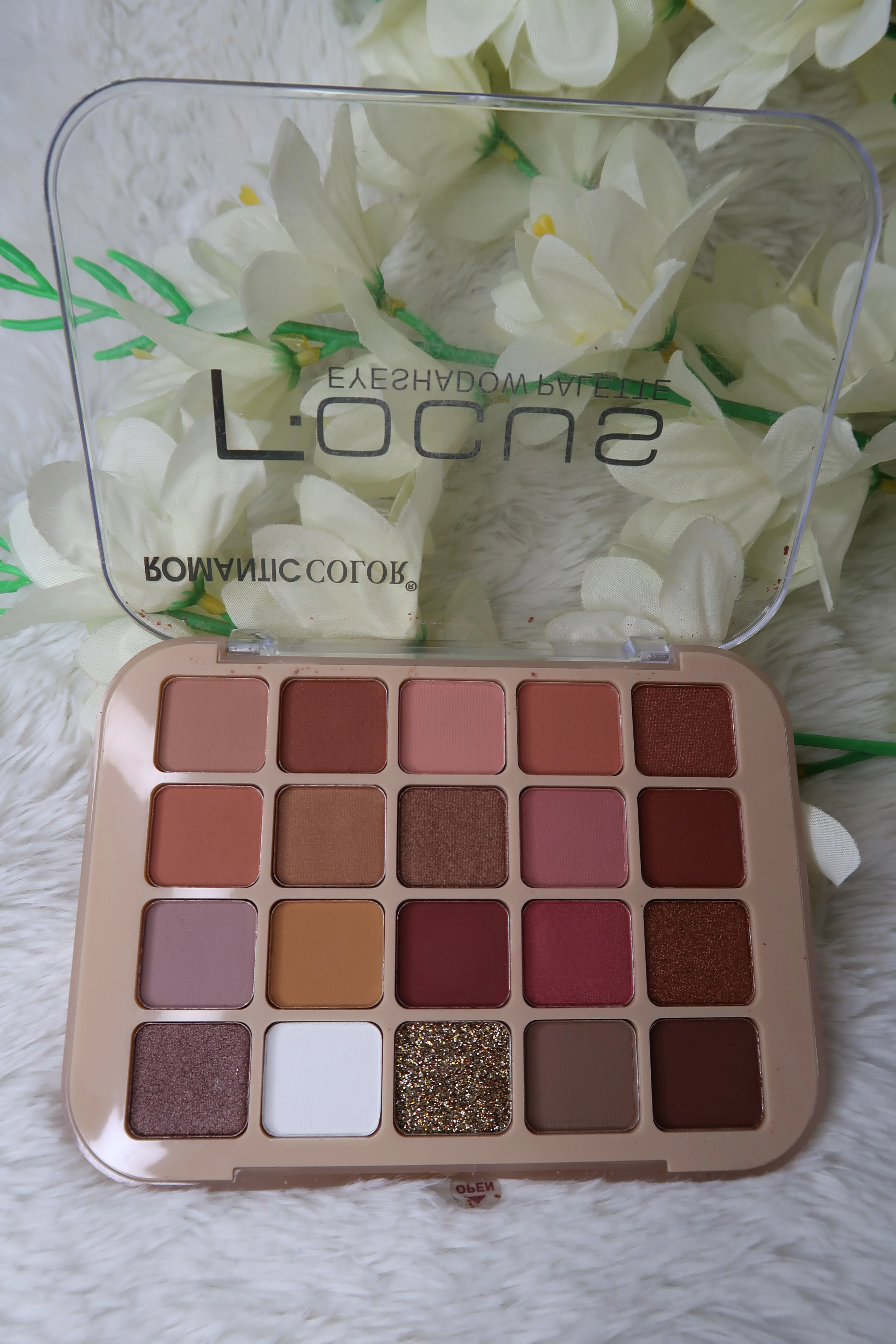 Eyeshadow and Glitter 16 Color Focus Palette - Image 3