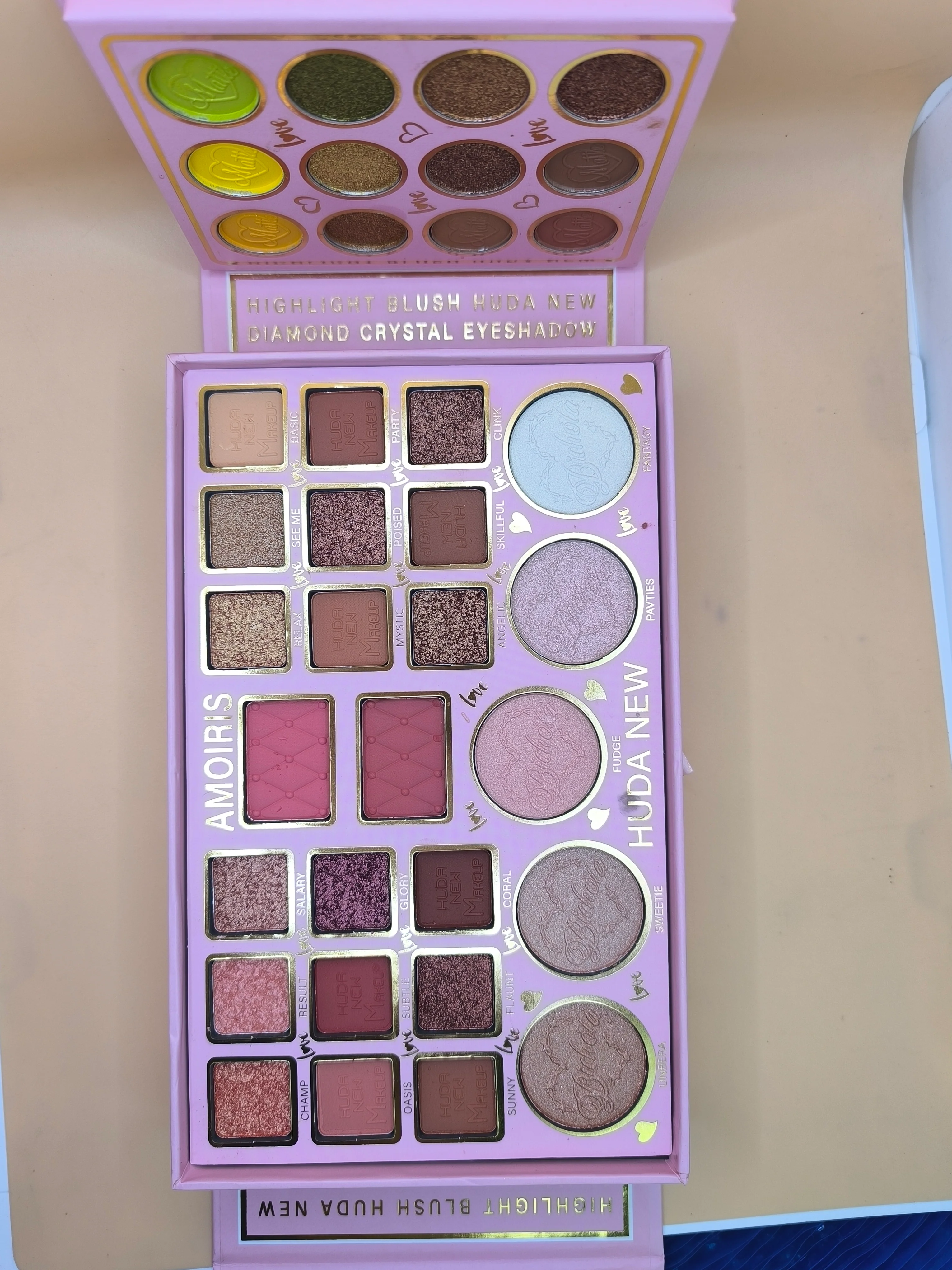 Huda New Amoris Eyeshadow All in 1 book - Image 5
