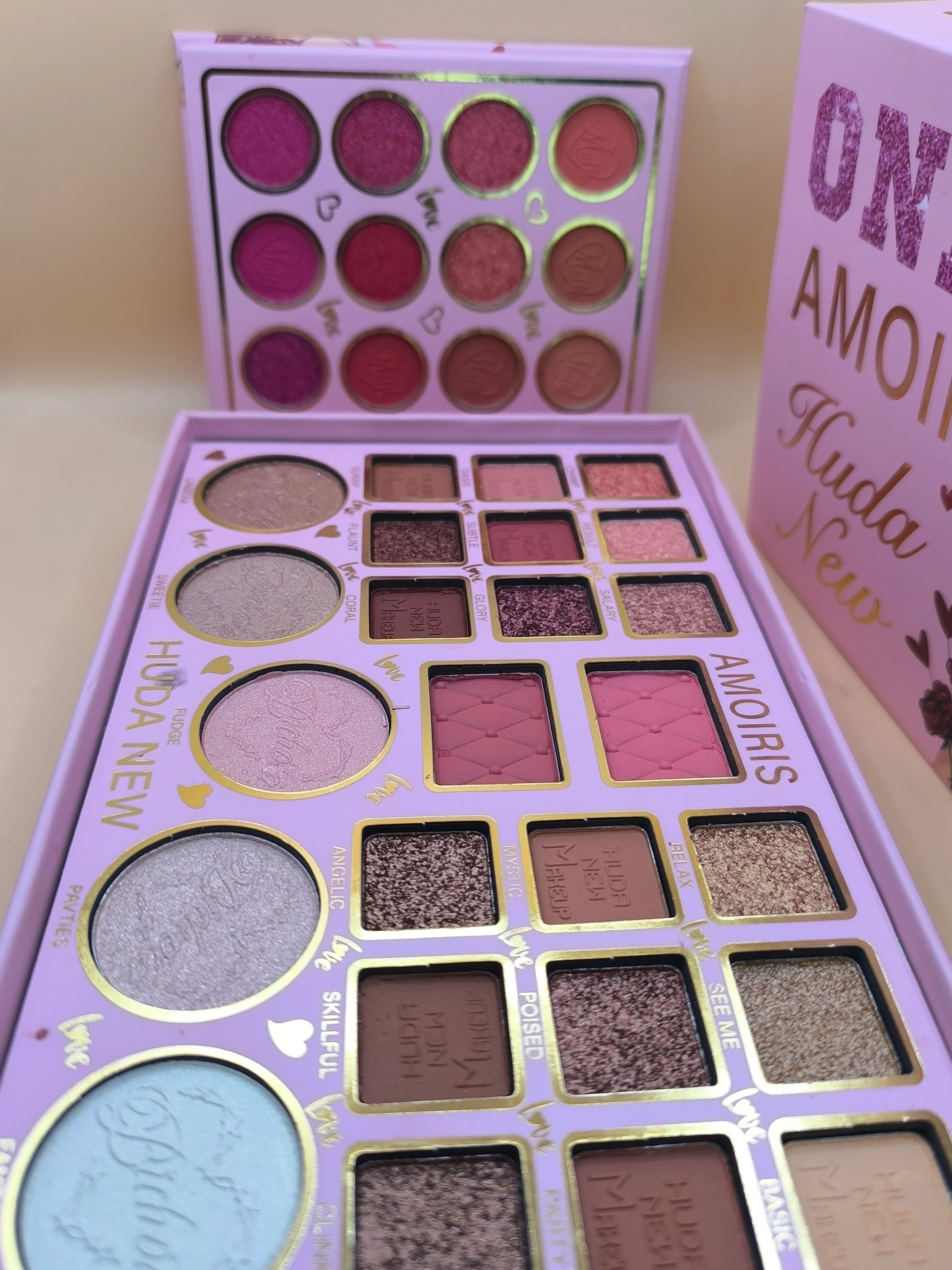 Huda New Amoris Eyeshadow All in 1 book - Image 6