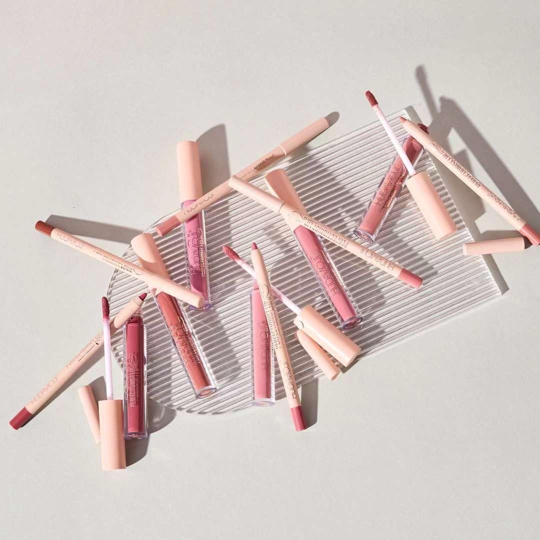 Hudamoji Ultra Matte Finish Lip Gloss And Lip Liner Lip Contour 2 in 1 - Image 5